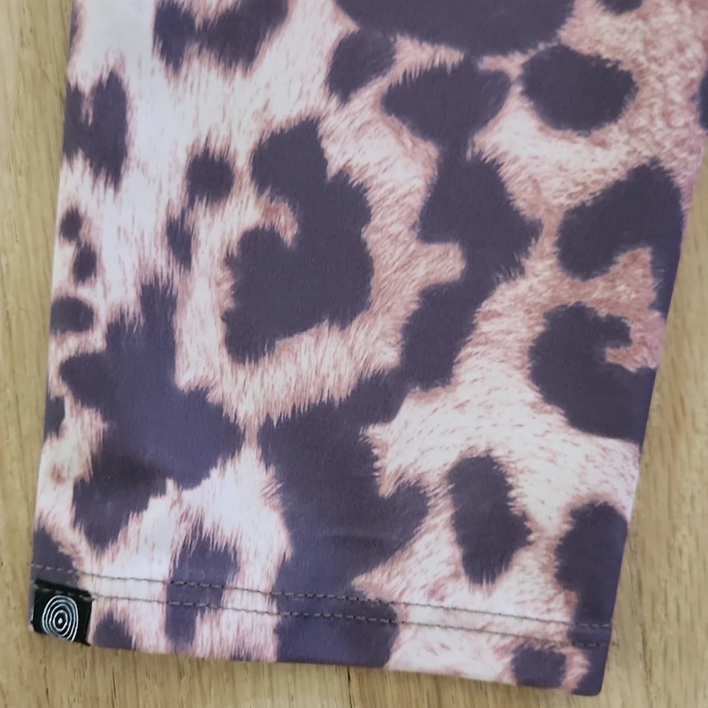 Onzie Active Womens Leopard Print Sports Bra and Leggings Yoga Set M And L